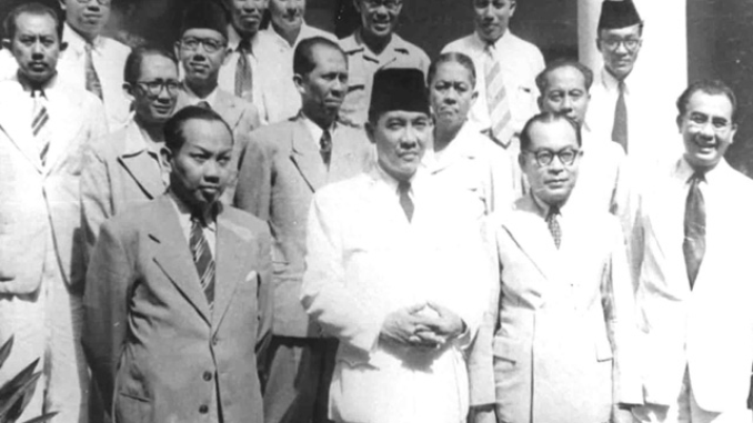 Memahami Peristiwa Penting di Awal Kemerdekaan Indonesia secara kronologis membantu kita melihat hubungan antara keberanian rakyat dan keputusan para pemimpin.